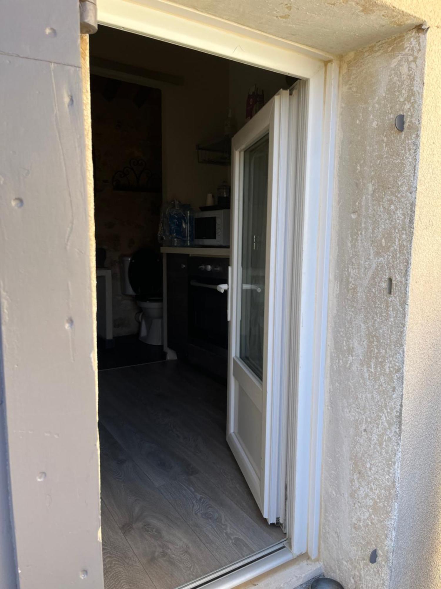 Petit Studio Le Pigeonnier A 5 Mn De Lourmarin Apartment Puyvert Bagian luar foto